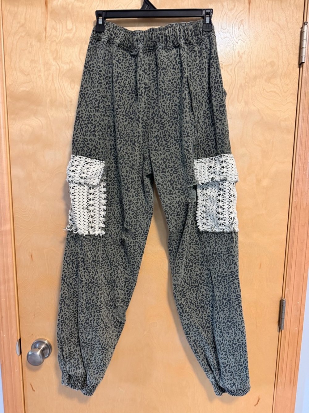 POL Green Leopard Print Jogger Pants with Crochet Pockets - small NWOT - Picture 5 of 11